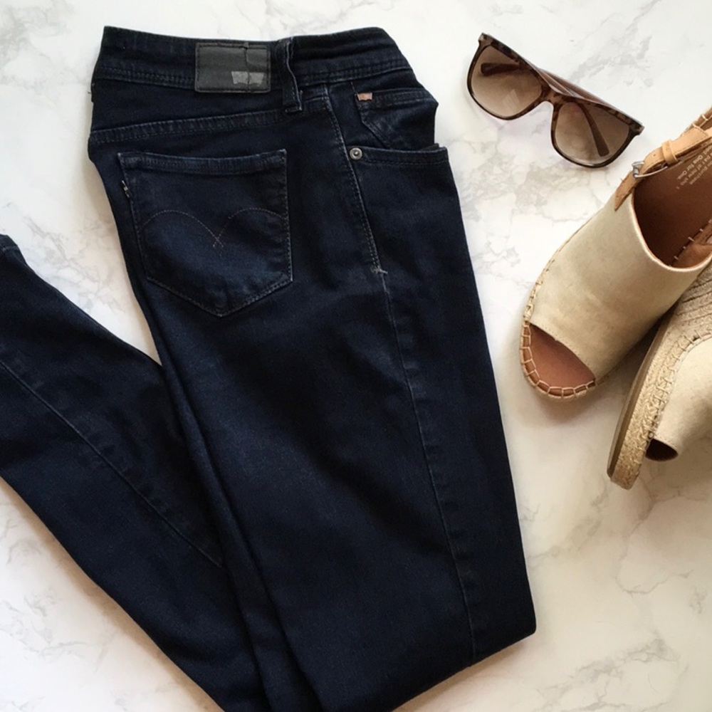 LEVIS DARK WASH LOW-RISE SKINNIES